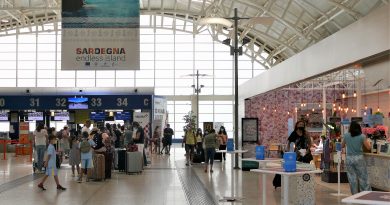 Partenze, turisti aeroporto di Cagliari, foto SOGAER