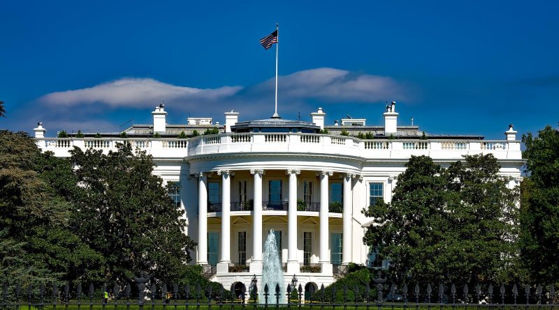 White house, Foto di David Mark da Pixabay